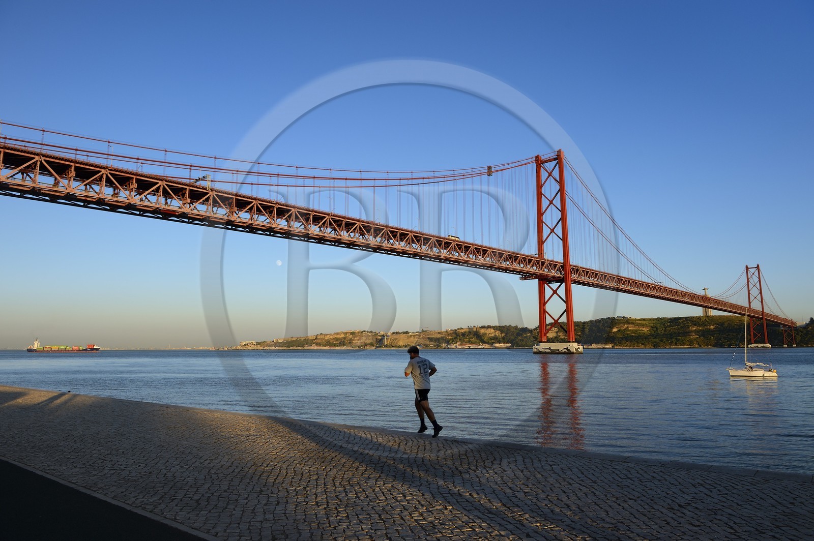 Portugal, Lisbonne, le pont du 25 de Abril sur le Tage et le  le Cristo Rei (Christ Roi)