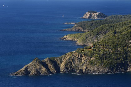 France, Var (83), Corniche des Maures, Bormes les Mimosas, fort de Brégançon (vue aérienne)