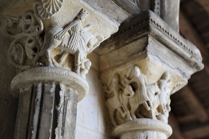 France, Seine-Maritime (76), Saint-Martin-de-Boscherville, Abbaye Saint-Georges de Boscherville du XIIe siècle, chapiteau historié de la salle du chapitre
