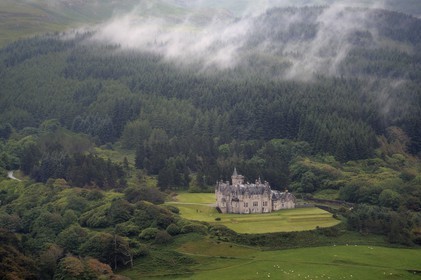 Royaume-Uni, Ecosse, Highland, Hébrides intérieures, Ile de Mull, Glengorm Castle vers Tobermory (vue aérienne)