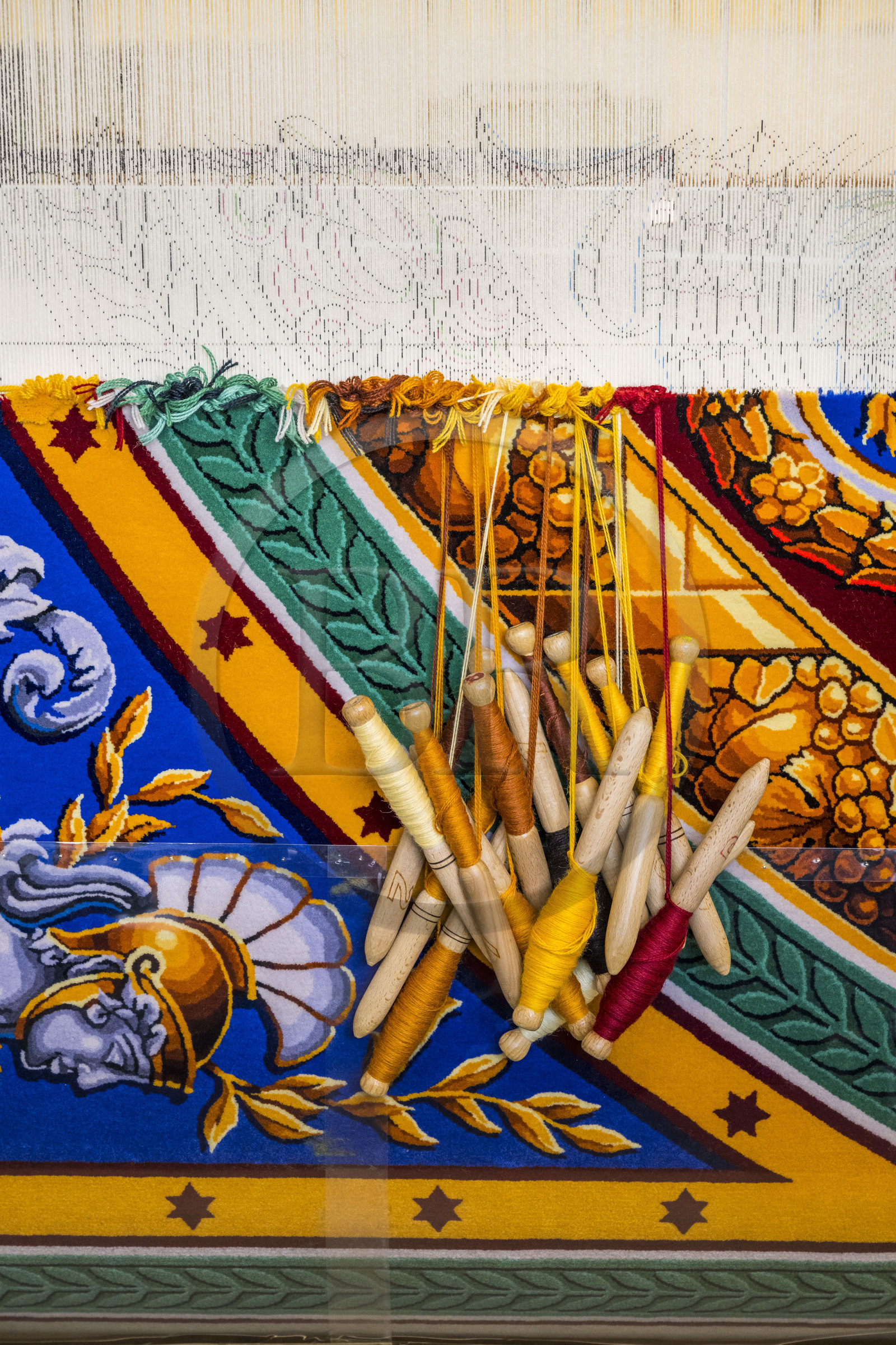 France, Hérault (34), Lodève, Manufacture de la Savonnerie unique annexe de la Manufacture Nationale de tapis de la Savonnerie des Gobelins, fabrication du tapis des Cohortes sur le métier à tisser d'après un modèle de Jacques-Louis de la Hamayde de Saint-Ange destiné au Palais de la Légion d'Honneur, broches à tapisserie