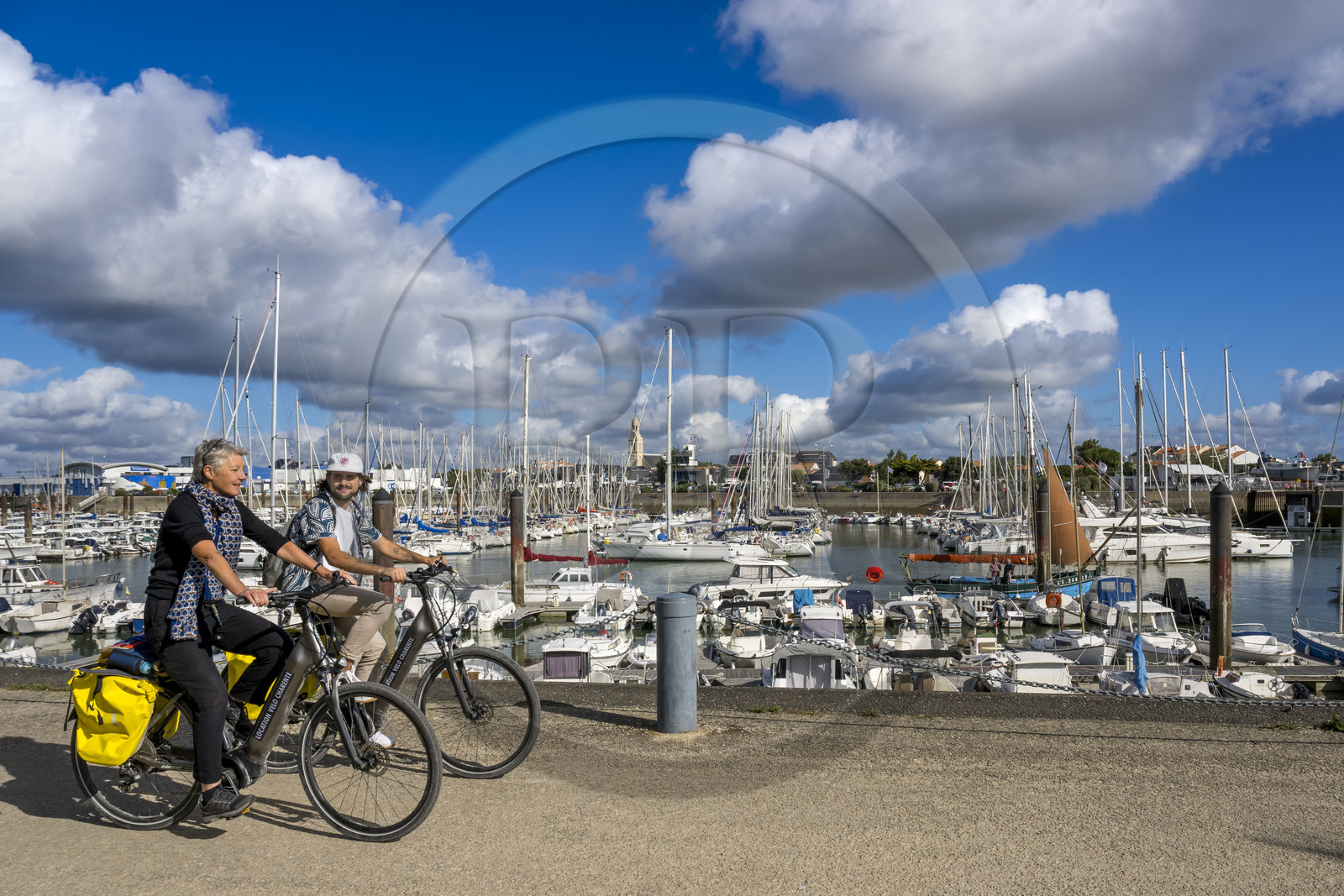 France, Vendée (85), Saint-Gilles-Croix-de-Vie, cyclistes parcourant la vélodyssée, le voilier le Hope dans le port, un ancien caseyeur devenu bateau patrimoine géré par l'association Suroit