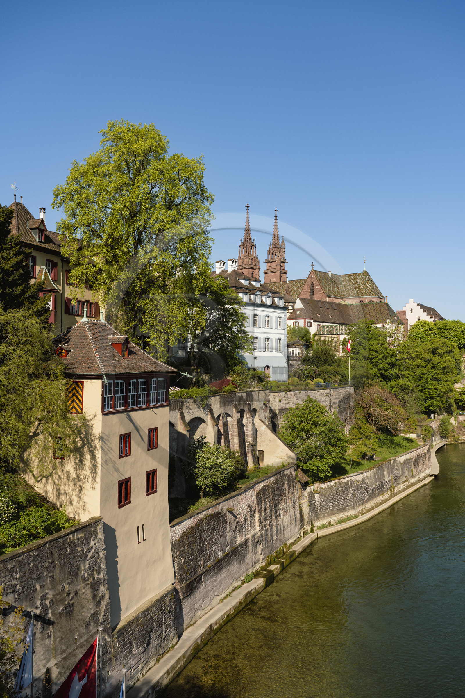 Suisse, Bâle, la rive gauche du Rhin, la cathédrale protestante Notre-Dame de Bâle (Munster) domine le Rhin