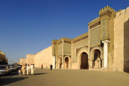 Maroc, Meknès, ville impériale, médina classée Patrimoine Mondial de l' UNESCO, la porte Bab el Mansour entre la cité impériale et la médina sur la place el Hédime ou Lahdim