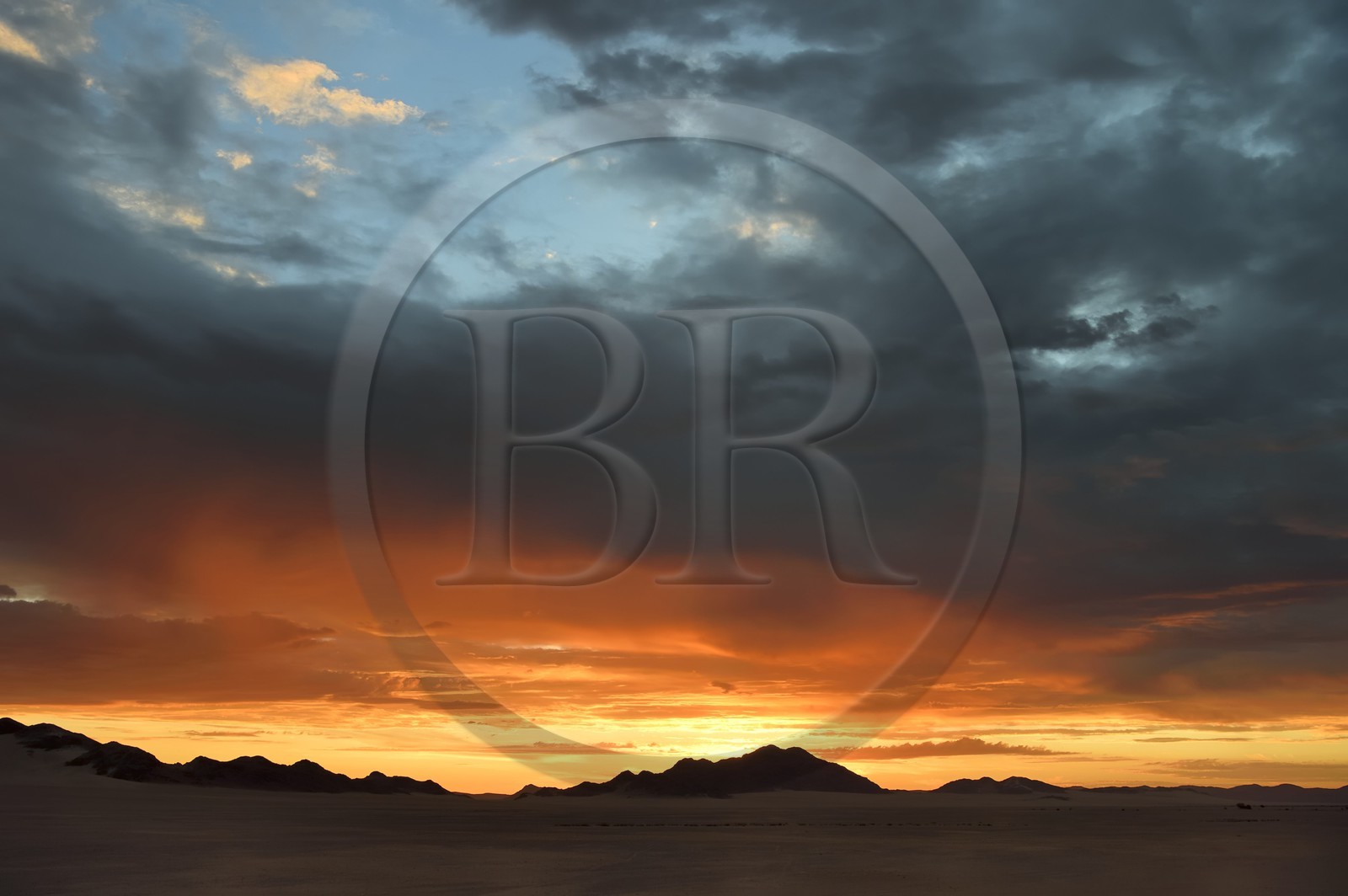 Namibie, région de Hardap, désert du Namib à l'Est du parc national Namib Naukluft vers Sossusvlei, embrasement du ciel au coucher de soleil