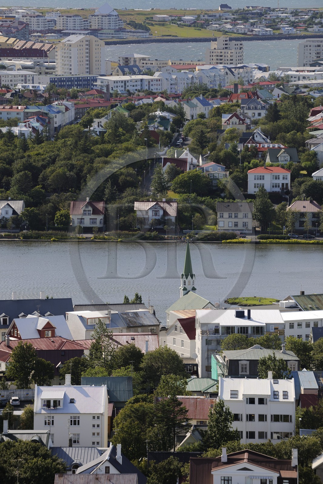 Islande, Reykjavik, église libre d'Islande Frikirkja au bord du lac Tjörnin