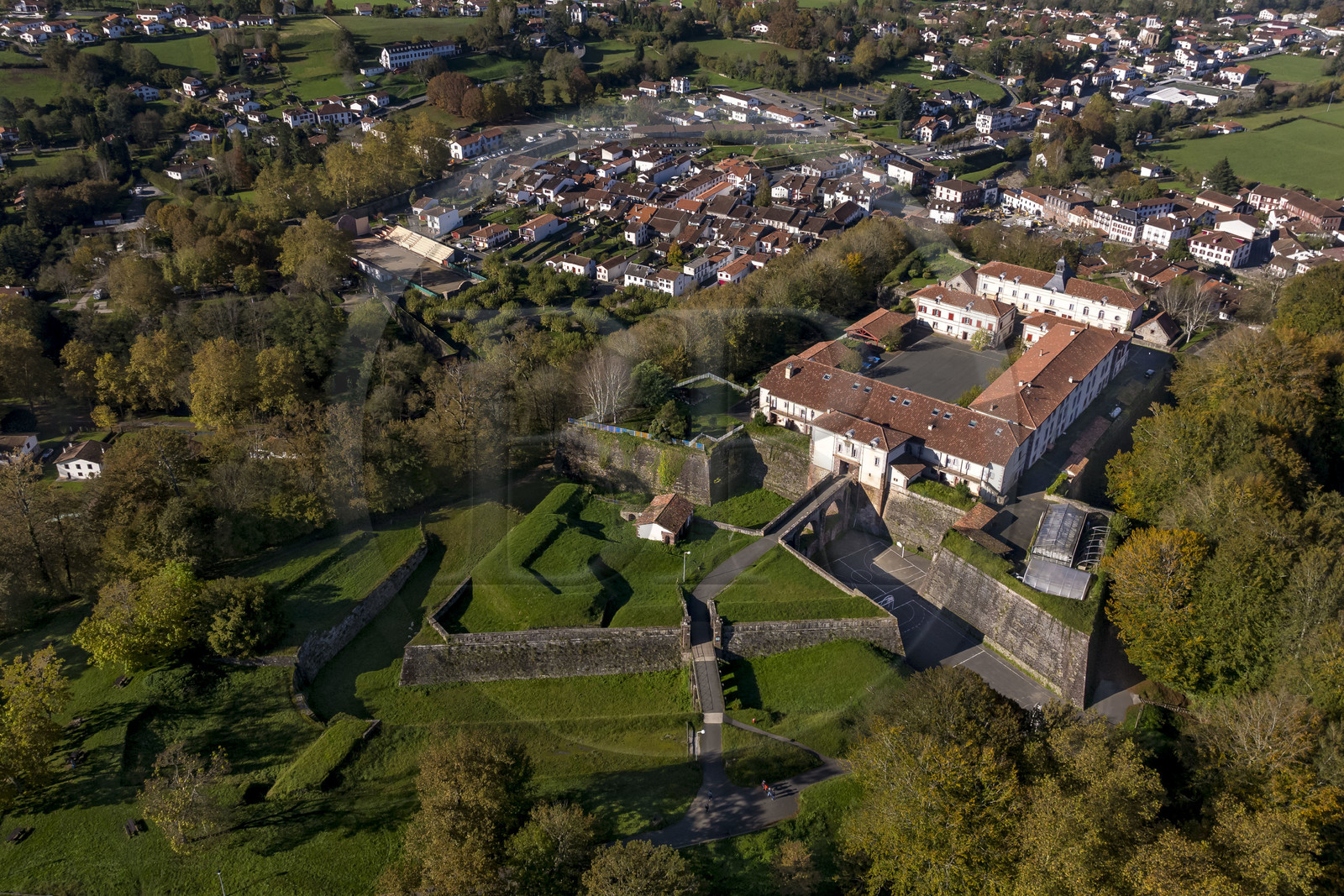 France, Pyrénées-Atlantiques (64), Pays-Basque, Saint-Jean-Pied-de-Port, la citadelle consolidée par Vauban au sommet de la colline de Mendiguren (vue aérienne)
