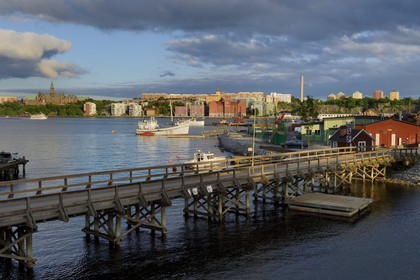 Suède, Stockholm, le pont menant à l'ile de Beckholmen et le quartier de Saltsjöqvarn en arrière plan