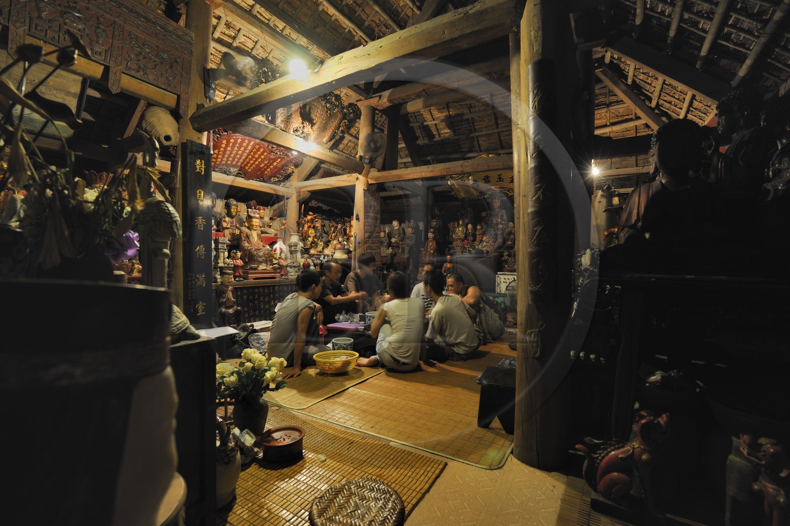Vietnam, Hanoï, Duc’s stilt House, intérieur de la maison d'un marchand d'art traditionnel