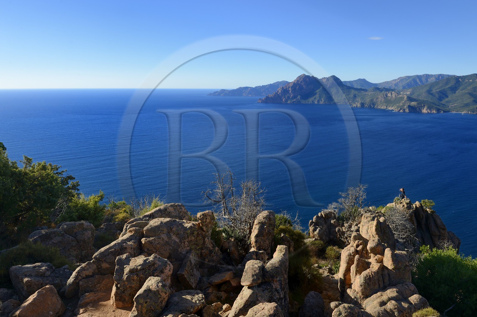 France, Corse-du-Sud (2A), Golfe de Porto, classé Patrimoine Mondial de l'UNESCO, calanches de Piana aux rochers de granit rose depuis le lieu dit du Chateau-Fort, le Capo Senino et la Réserve naturelle de la presqu'île de Scandola en arrière plan