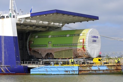 France, Loire-Atlantique (44), port autonome de Nantes Saint-Nazaire, terminal roulier de Gron - Montoir de Bretagne, embarquement d'une pièce de l'airbus A380