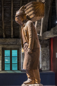 France, Côte-d'Or (21), Paysage culturel des climats de Bourgogne classés Patrimoine Mondial de l'UNESCO, Route des Grands Crus, vignoble de la Côte de Nuits, Vougeot, le Chateau du Clos de Vougeot, le Grand Cellier et siège de la Confrérie des Chevaliers du Tastevin