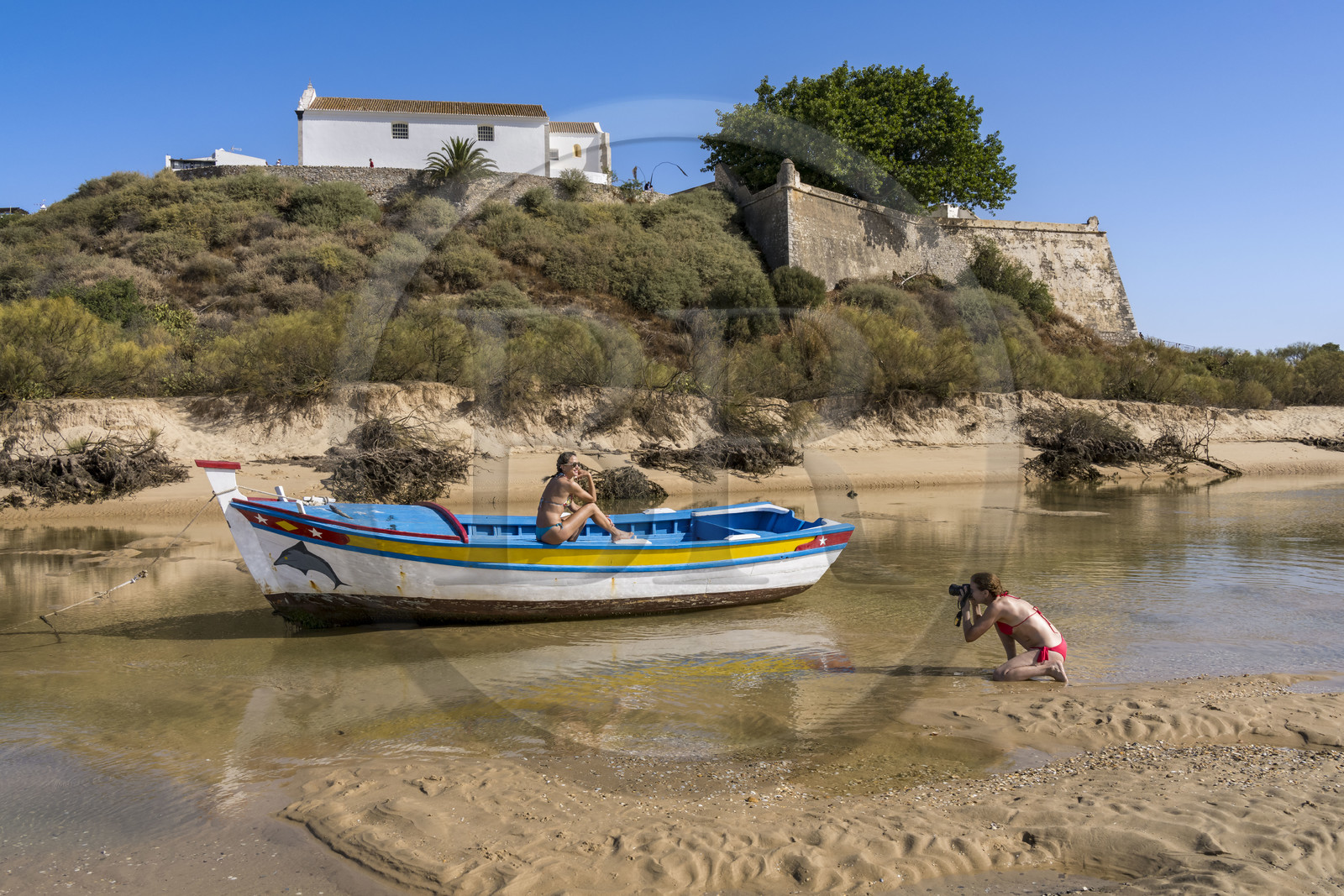 Portugal, Algarve, Parc Naturel de la Ria Formosa, Tavira, barque devant la forteresse du village de Cacela Velha