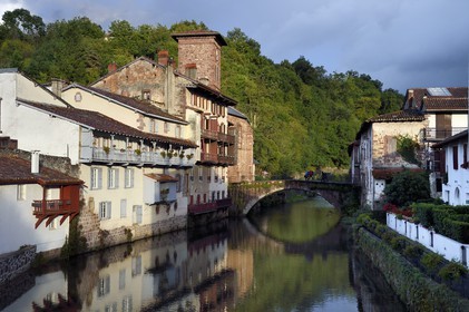 France, Pyrenees Atlantiques, Basque Country, Saint Jean Pied de Port, the Pont Vieux over the Nive of Beherobie river and Notre Dame du Bout du Pont church
