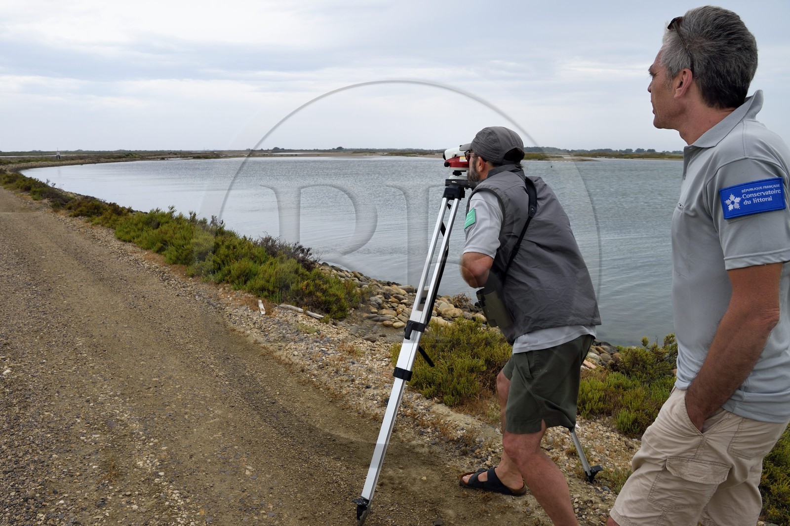 France, Bouches-du-Rhône (13), Parc naturel régional de Camargue, l’étang du Vaisseau et Vieux Rhone, relevés topographiques réalisés par les employés de la réserve