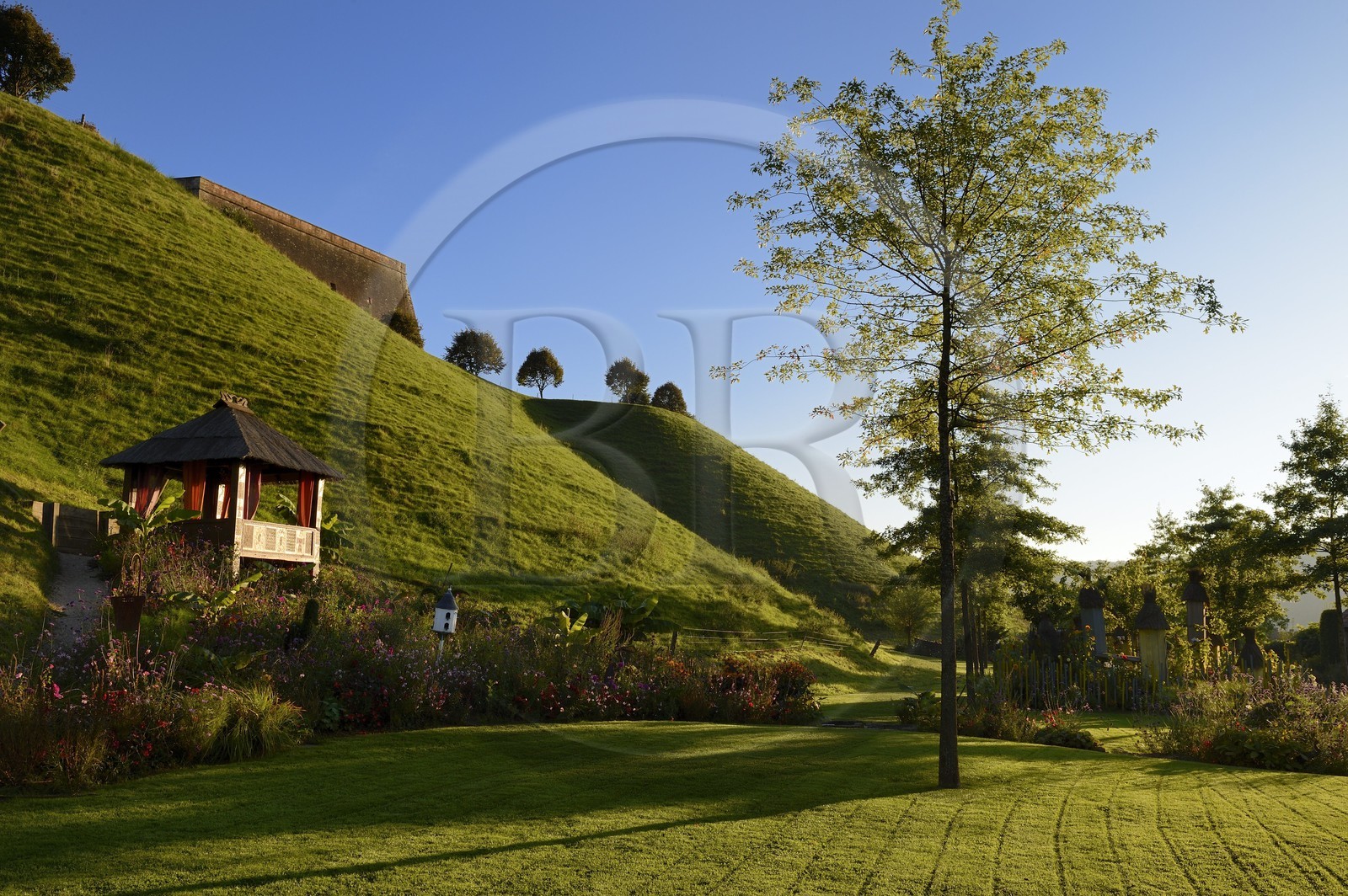 France, Moselle (57), parc régional des Vosges du nord, Bitche, le Jardin pour la Paix au pied de la citadelle fortifiée par Vauban
