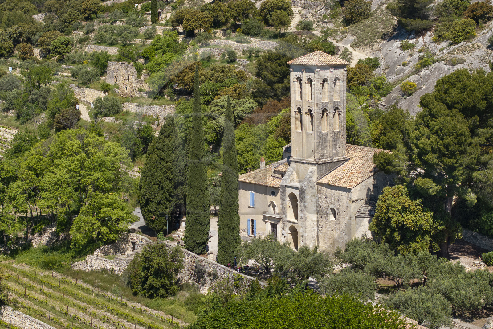 France, Vaucluse (84), Dentelles de Montmirail, Beaumes-de-Venise, la chapelle Notre-Dame d'Aubune des XIe et XIIIe siècles au pied du plateau des Courens est un des plus beaux exemples d'art roman provençal (vue aérienne)