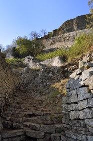 Zimbabwe, province de Masvingo, les ruines du site archéologique du Grand Zimbabwe, classé Patrimoine Mondial de l'UNESCO, Xème au XVème siècle, escalier menant aux Ruines de la colline (Hill Complex)