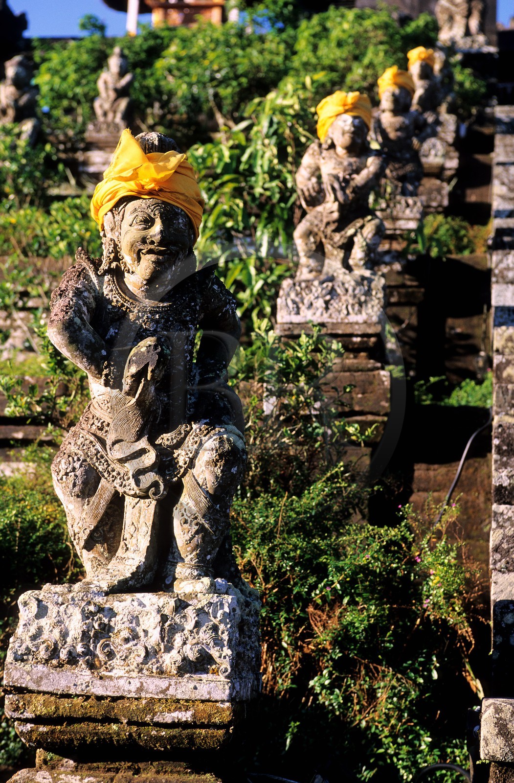 Indonésie, île de Bali, Pura (temple) Besakih, sculptures bordant l' escalier majestueux du Pura Penataran Agung (temple principal)