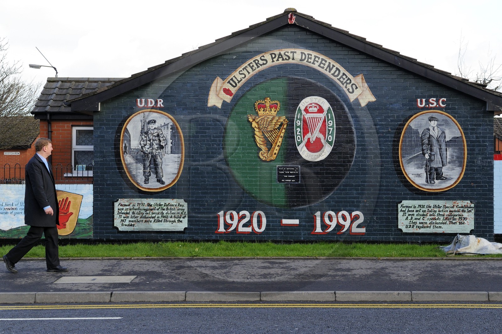 Royaume-Uni, Irlande du Nord, Belfast Est, les quartiers loyalistes protestants, Newtownards Road, fresque murale politique à la gloire des milices loyalistes