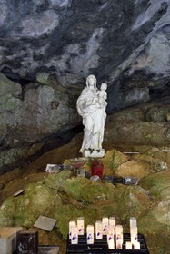 France, Var (83), France, Var (83), Plan-d'Aups-Sainte-Baume, parc naturel régional de la Sainte-Baume, massif de la Sainte-Baume, la grotte sanctuaire de Sainte Marie-Madeleine, statue de la Vierge à l'enfant sauvée par les habitants de Plan-d'Aups lors de la destruction des batiments du sanctuaire à la Révolution