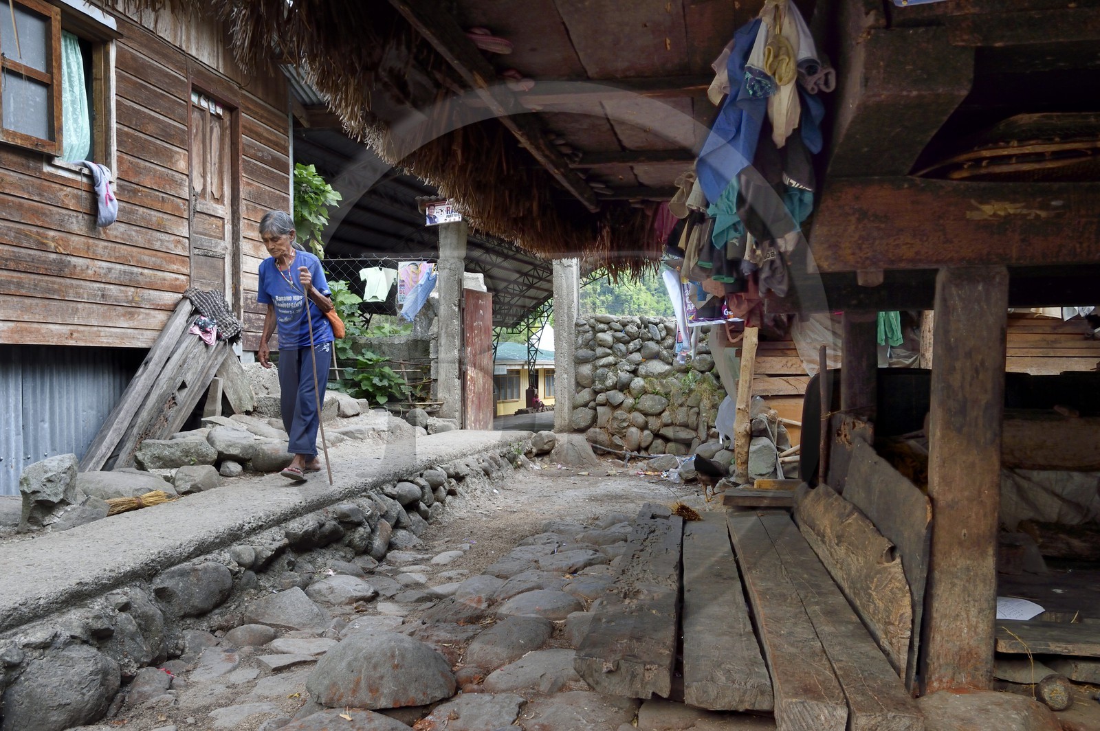 Philippines, province d'Ifugao, région de Banaue, village de Cambulo, chemin entre maison et grenier qui mêne à la place couverte du village