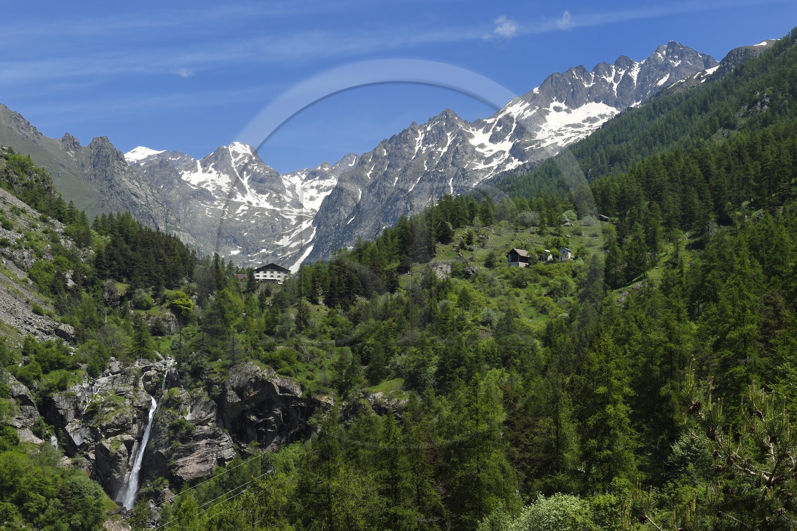 France, Alpes-Maritimes (06), parc national du Mercantour, Haute-Vésubie, vallon de la Gordolasque, l'hôtel du Grand Capelet semble comme posé sur le verrou glacière