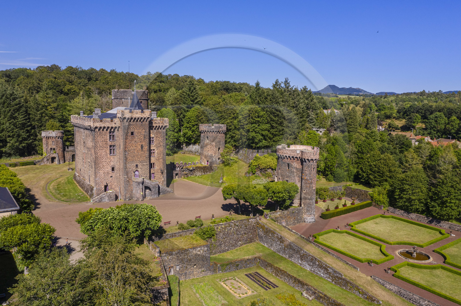 France, Puy-de-Dôme (63), Pontgibaud, Chateau-Dauphin, forteresse du XIIe siècle (vue aérienne)