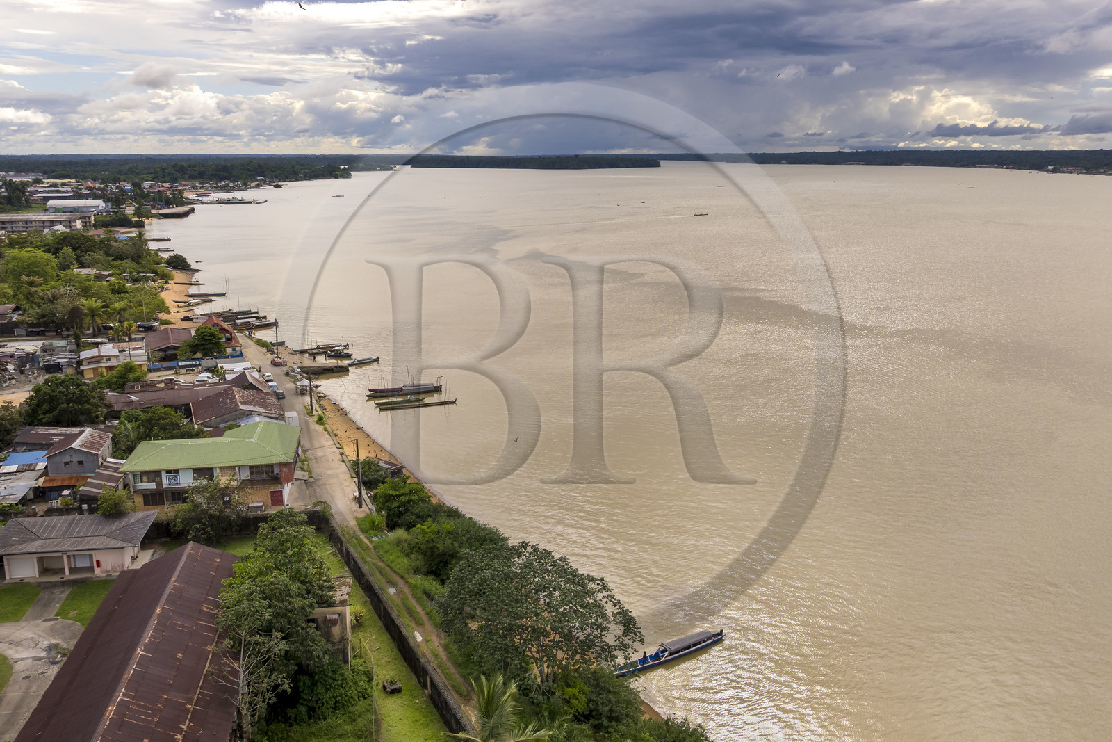 France, Guyane, Saint-Laurent-du-Maroni, le fleuve Maroni, frontière avec le Suriname sur la droite