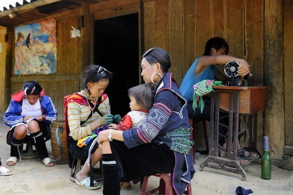 Vietnam, province de Lao Cai, région de Sapa, la minorité Hmong Noir, travaux de couture et de teinture au bleu indigo