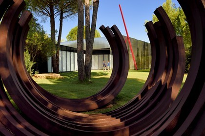 France, Var (83), Le Muy, Fondation Bernar Venet, la Nouvelle Galerie avec Diagonal 74-3°, 2006 Acier peint