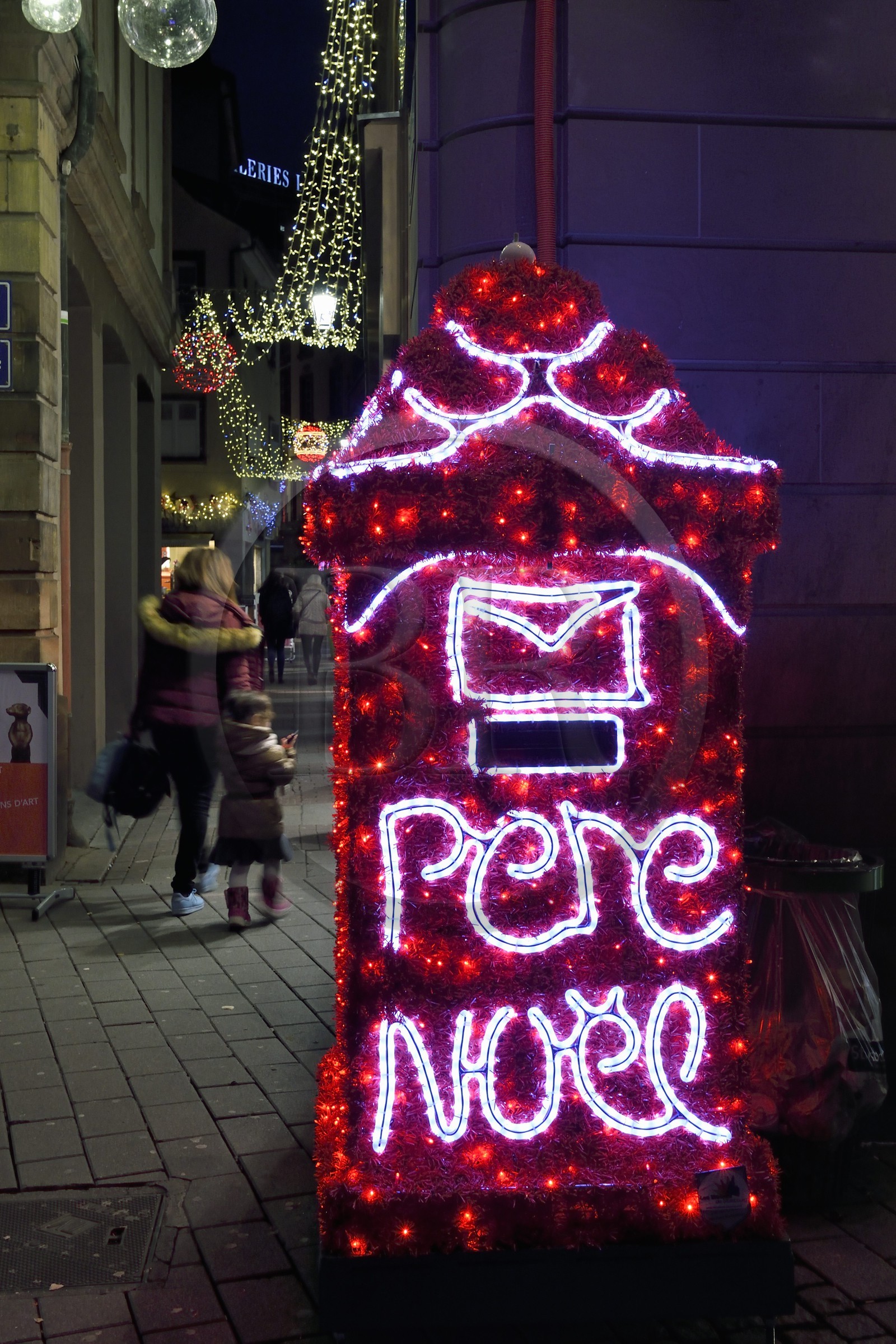 France, Bas-Rhin (67), Strasbourg, vieille ville classée au Patrimoine Mondial de l'UNESCO, boite au lettre du Père Noel