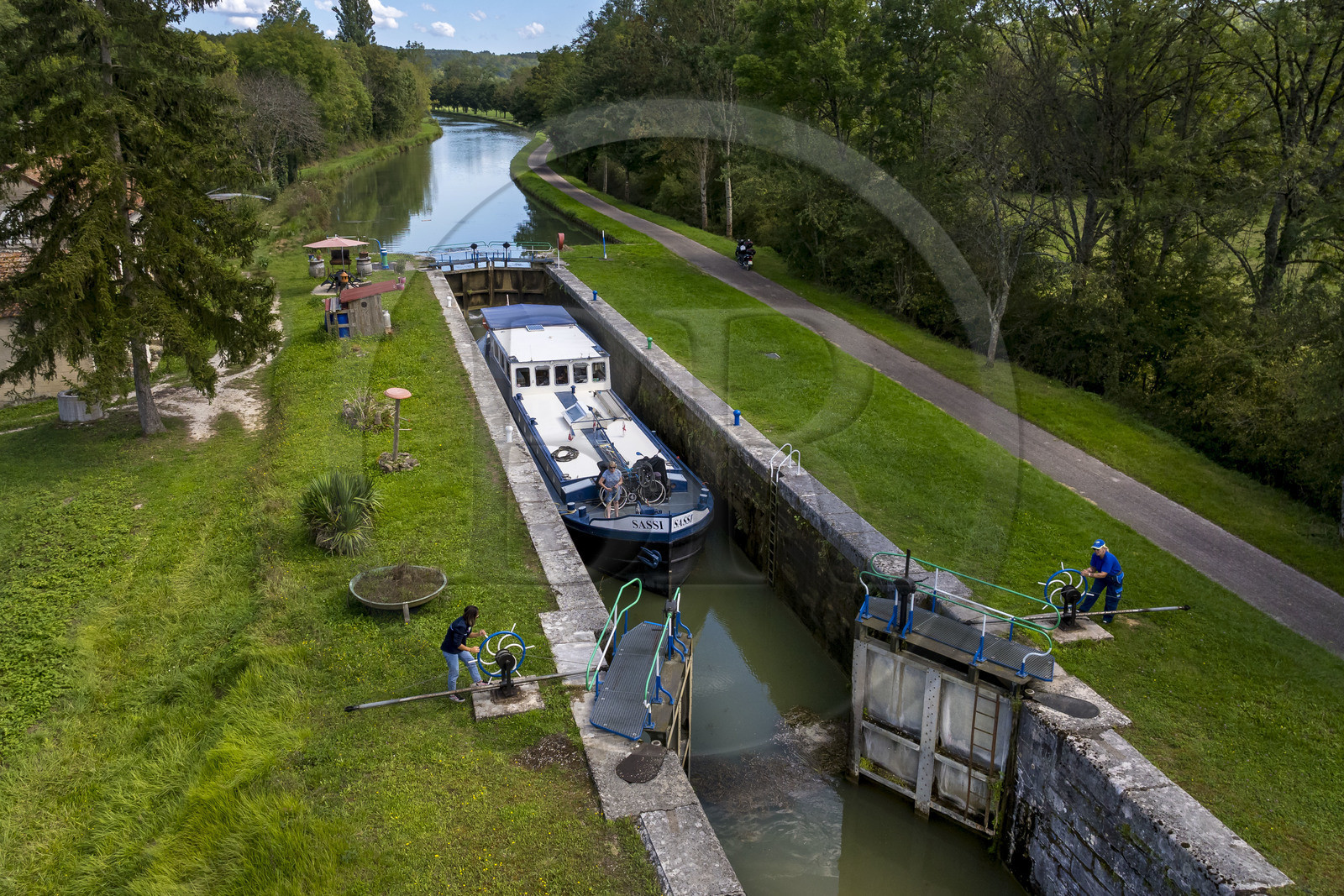 France, Côte-d'Or (21), Saint-Rémy, passage de l'écluse 68 sur le canal de Bourgogne (vue aérienne)