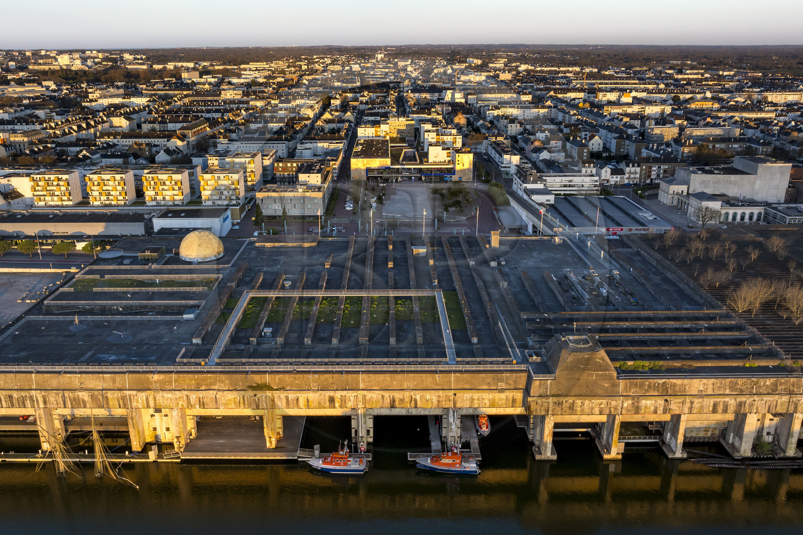 France, Loire-Atlantique (44), Saint-Nazaire, l'ancienne base sous-marine allemande construite lors de la dernière guerre mondiale borde le bassin à flot du port de Saint-Nazaire (vue aérienne)