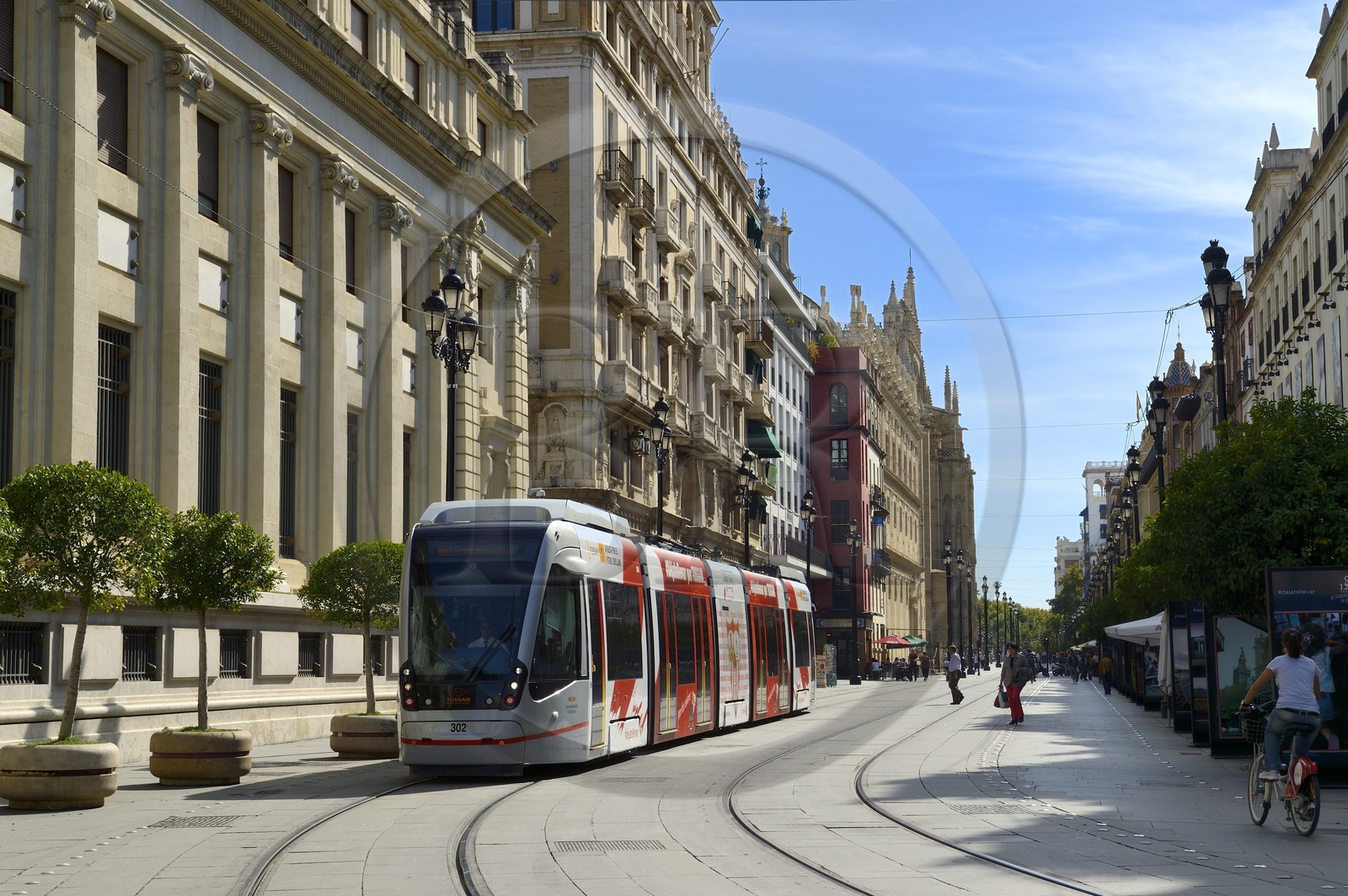 Espagne, Andalousie, Séville, tramway sur l'avenida de la Constitucion