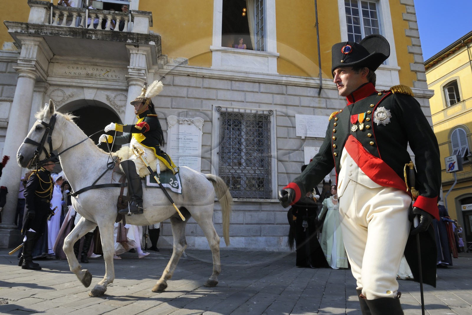 Italie, Ligurie, Sarzana, Napoleon Festival, Napoléon et sa suite devant le Palazzo Roderio sur la Piazza Matteotti