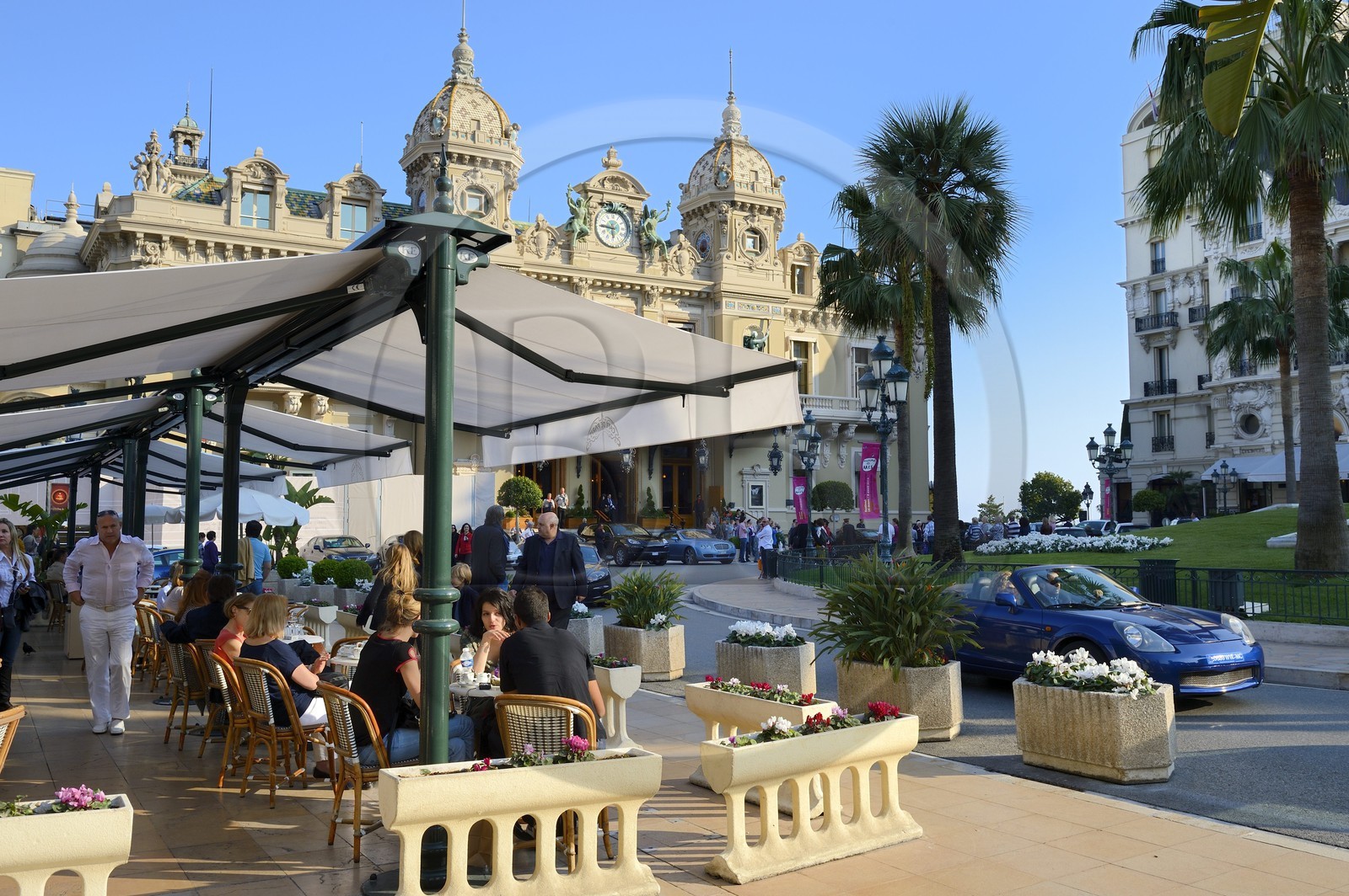 Principauté de Monaco, Monaco, Monte-Carlo, Société des Bains de Mer de Monaco, place du casino, le casino et la terrasse du Café de Paris, Mention obligatoire : Société des Bains de Mer de Monaco