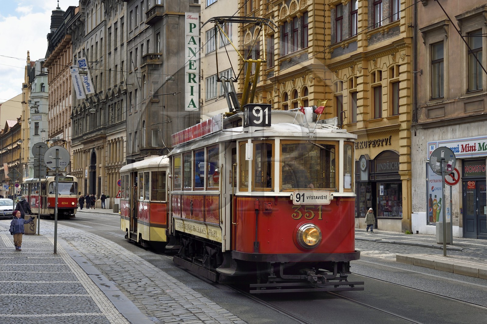 République Tchèque, Prague, Nove Mesto, tram historique dans la rue Jindrisska remis en circulation pour le tourisme