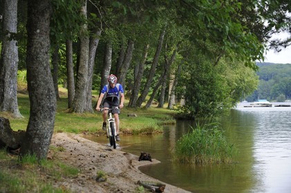 France, Nièvre (58), lac des Settons, découverte à vélo