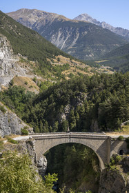 France, Hautes Alpes (05), Briançon, site Vauban classé Patrimoine Mondial de l'UNESCO, le pont d'Asfeld à l'entrée de la citadelle dominant les gorges de la Durance