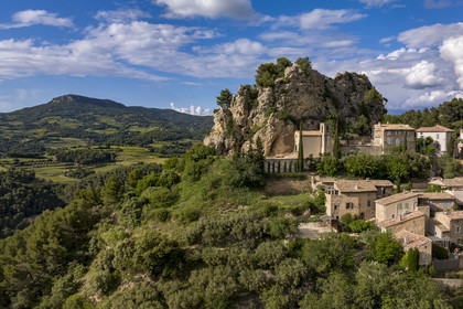 France, Vaucluse (84), Dentelles de Montmirail, le village perché de La Roque-Alric et le sommet de la crète de Saint Amand en arrière plan (vue aérienne)