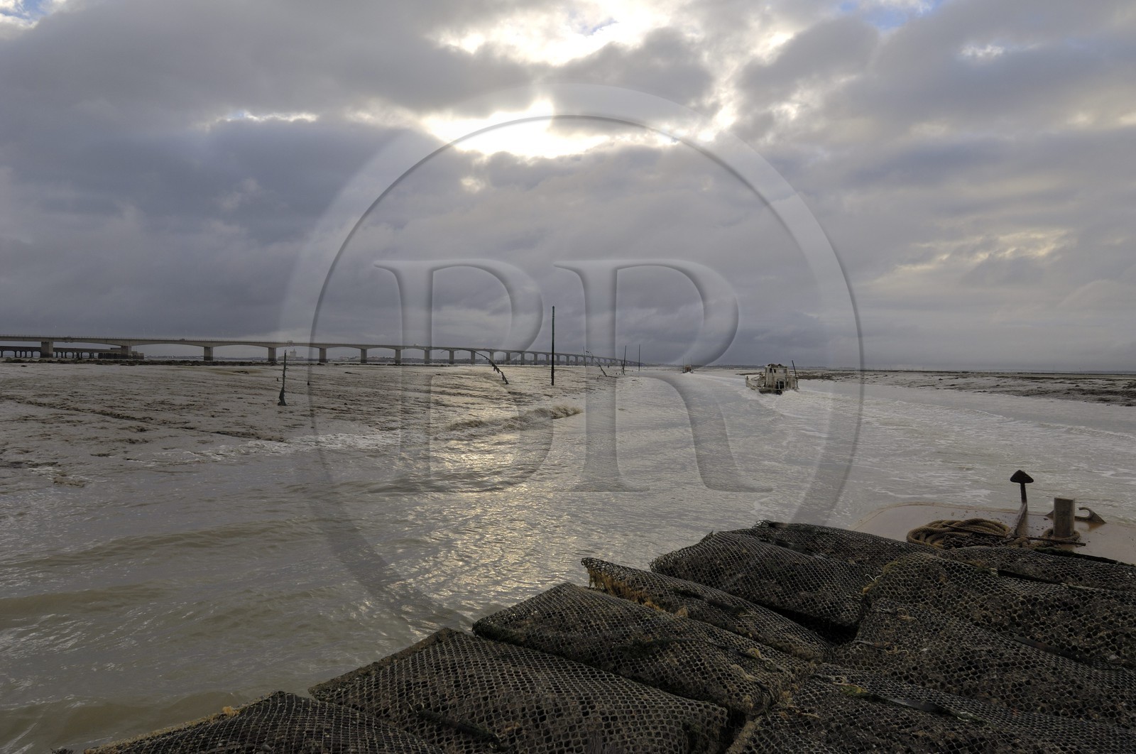 France, Charente-Maritime (17), Ile d'Oléron, le pont viaduc d'Oléron et chaland à huîtres sortant du chenal d'Ors