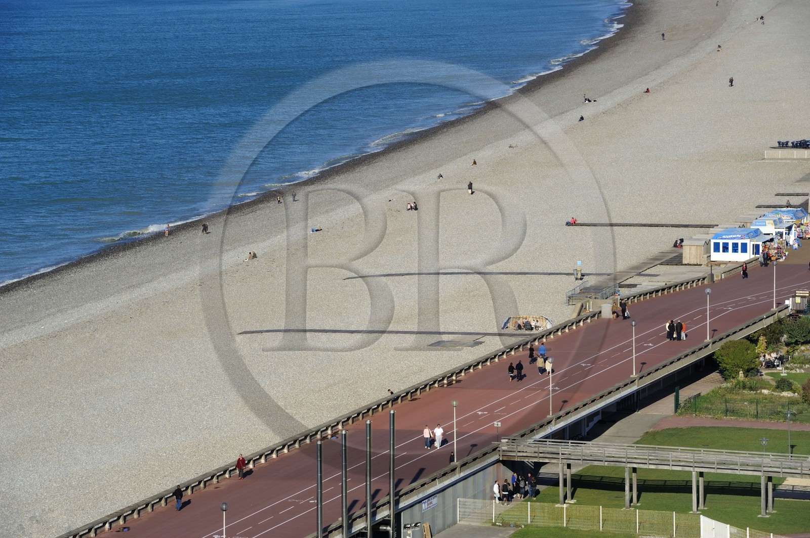 France, Seine-Maritime (76), Dieppe, la promenade maritime le long du boulevard de Verdun et la grand plage de galets