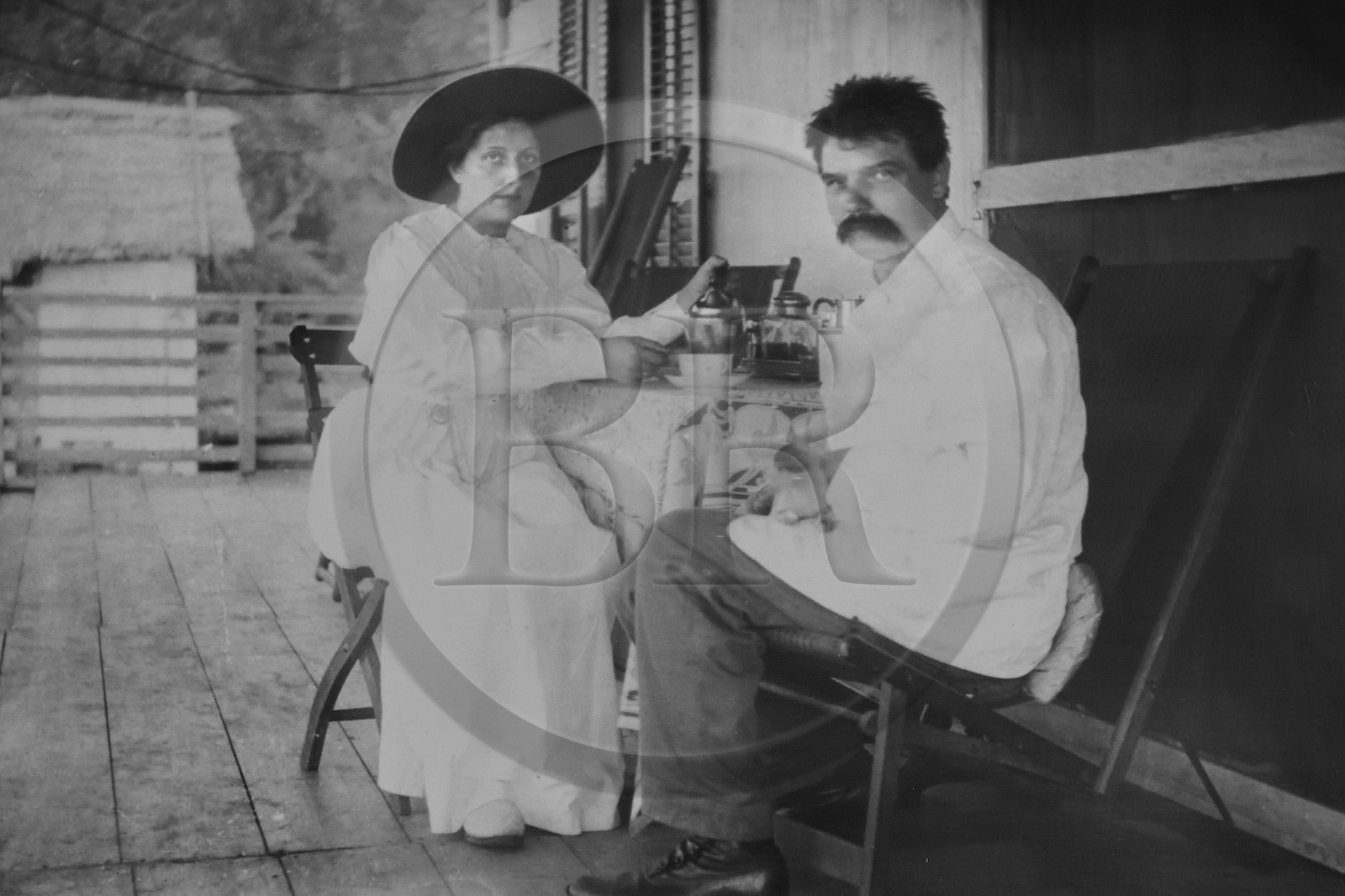 Gabon, Province du Moyen-Ogooué, Lambaréné, Hopital Albert Schweitzer, Albert et Hélène Schweitzer sous la véranda de la maison d'Andendé en 1914 (image d'archive)