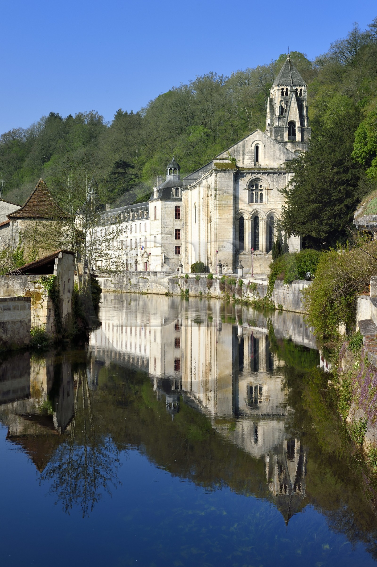 France, Dordogne (24), Brantôme, la Dronne et l'abbaye bénédictine Saint-Pierre de Brantôme
