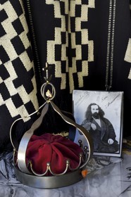 France, Dordogne (24), Périgord Noir, vallée de l'Auvézère, Tourtoirac, musée des Rois d’Araucanie et de Patagonie, couronne et portrait de l'aventurier Orélie-Antoine de Tounens devenu Orélie-Antoine Ier roi d'Araucanie et de Patagonie