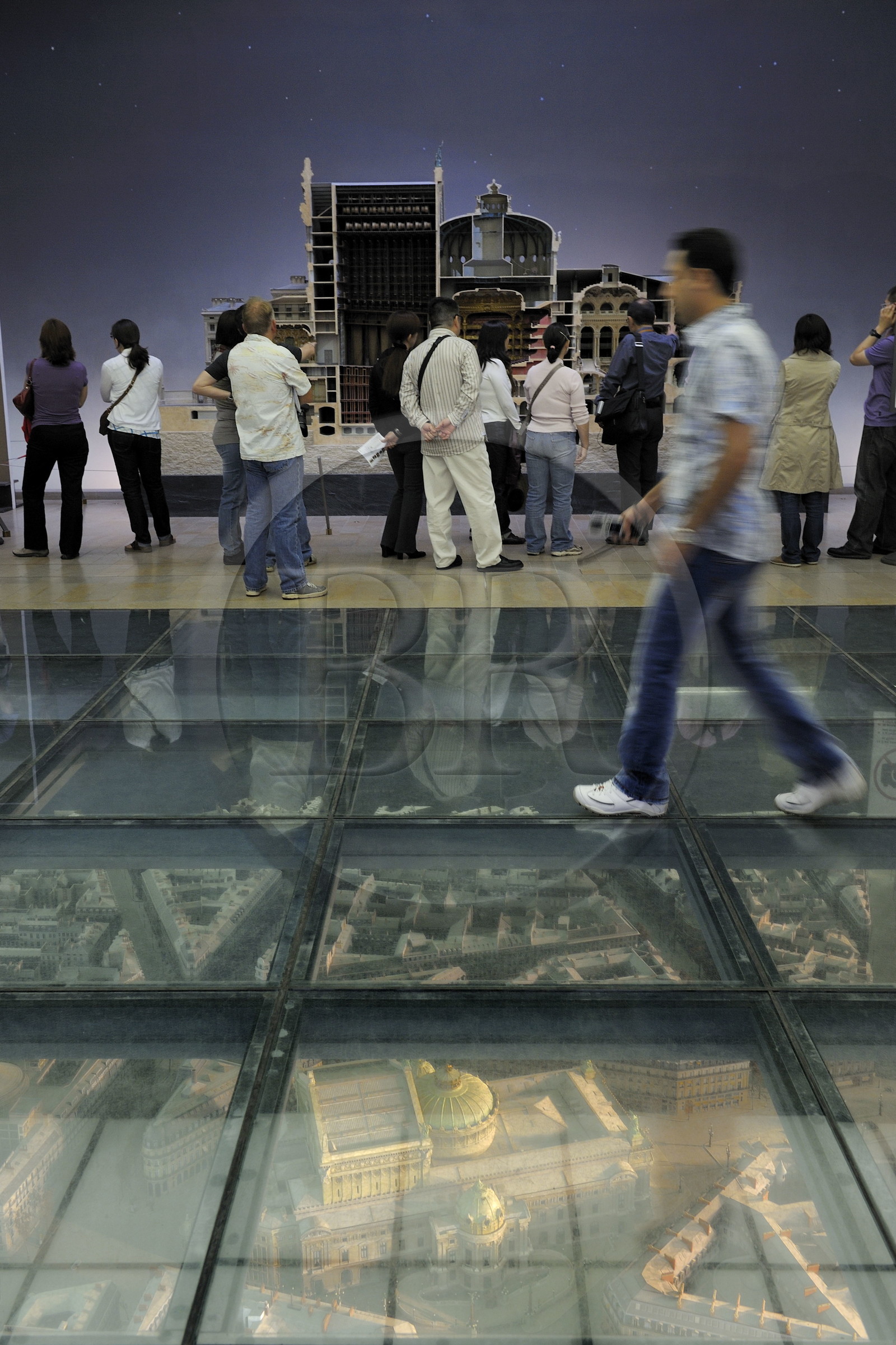 France, Paris (75), le musée d'Orsay, maquette du quartier de l’Opéra au sol et Opéra Garnier de Paris, maquette de la coupe longitudinale entre 1984 et 1986 Maquette de Richard Peduzzi