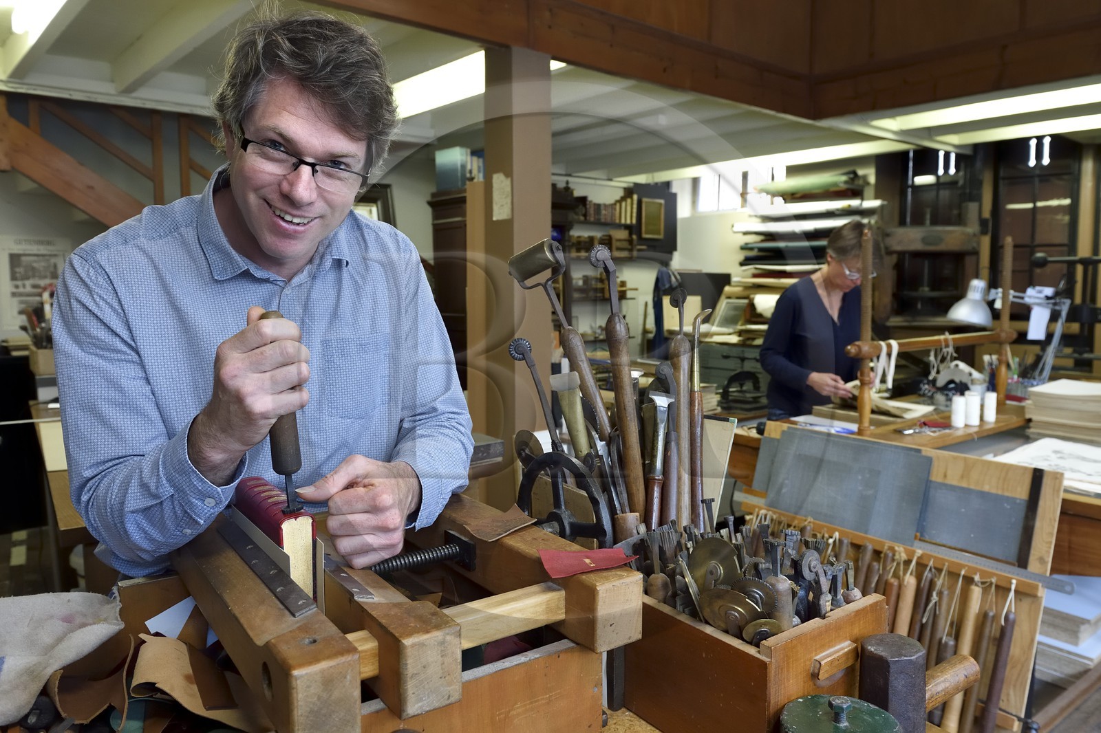 France, Dordogne (24), Périgord Blanc, Périgueux, Christophe et Nathalie Legrand dans leur atelier de reliure d'Art, dorure et cartonnage