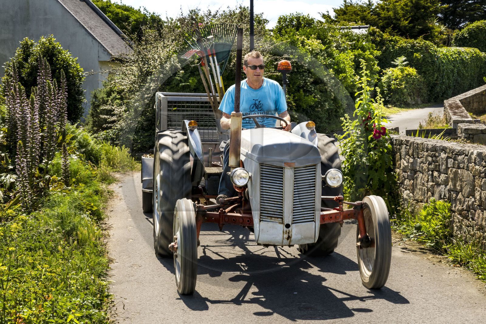 France, Finistère (29), Iles du Ponant, Ile de Batz, le tracteur est le moyen de transport principal de l'ile