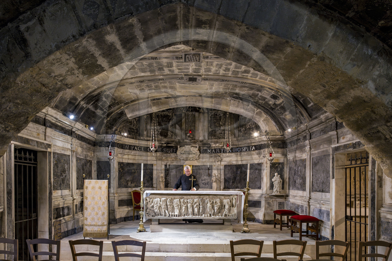 France, Bouches-du-Rhône (13), Tarascon, la collégiale royale Sainte-Marthe érigée aux XIe et XIIe siècles, la crypte du IVe siècle remaniée au XVIIe siècle, abrite le sarcophage paléochrétien en marbre blanc (du début du IVe siècle) qui contient les reliques de Sainte-Marthe, le Père Michel Savalli en charge de l'église